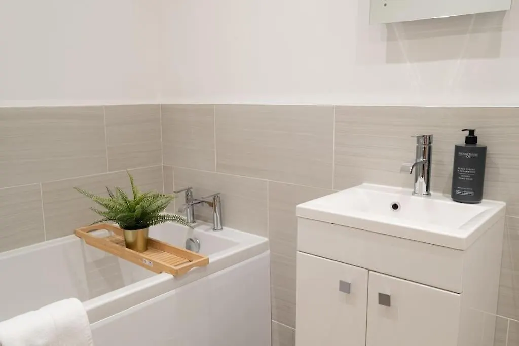 2 Bed 2 Bath Spacious Apartment In Central アバディーン 0*,