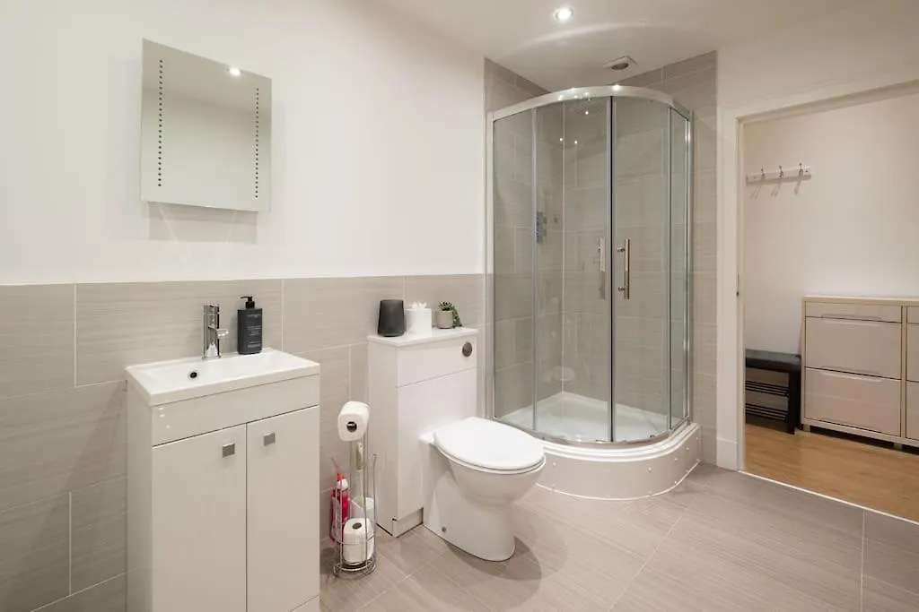 2 Bed 2 Bath Spacious Apartment In Central Aberdeen